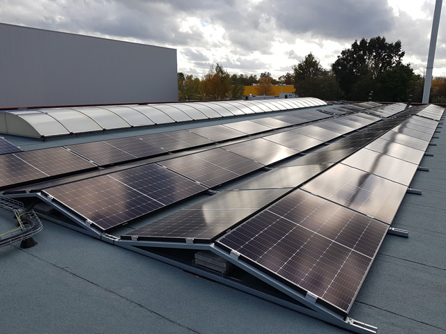 Installatie zonnepanelen op dak